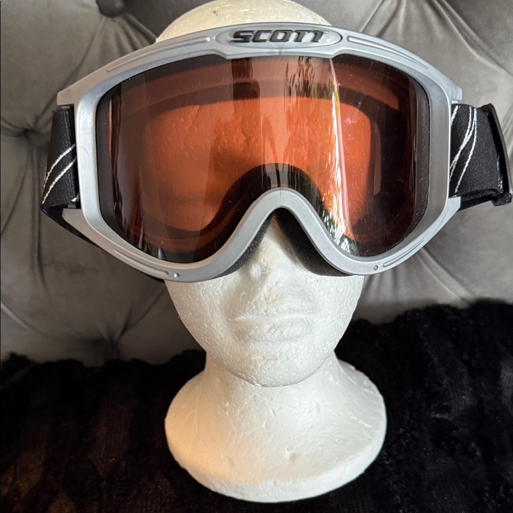 Scott VR Headset - Silver Frame with Black Strap